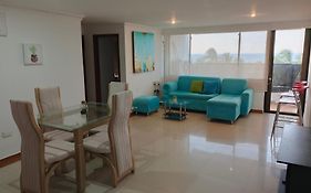 R10 Apartamento con balcon vista a la playa, 2 habitaciones, zona segura, bien iluminado y espacioso